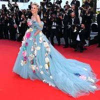 Sharon Stone mang cả “vườn hoa” lên thảm đỏ Cannes-2
