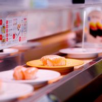5 địa điểm thưởng thức sushi băng chuyền nổi tiếng tại Nhật Bản