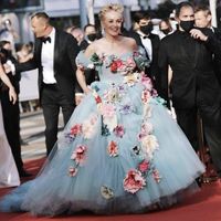 Sharon Stone mang cả “vườn hoa” lên thảm đỏ Cannes-3