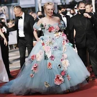Sharon Stone mang cả “vườn hoa” lên thảm đỏ Cannes-3