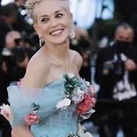 Sharon Stone mang cả “vườn hoa” lên thảm đỏ Cannes
