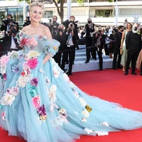 Sharon Stone mang cả “vườn hoa” lên thảm đỏ Cannes