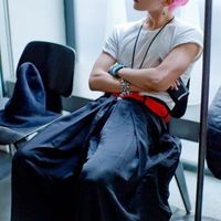 Những nam thần K-pop tự tin khoe cá tính khi mặc váy