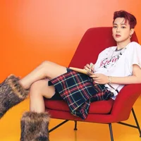 Những nam thần K-pop tự tin khoe cá tính khi mặc váy-7