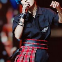 Những nam thần K-pop tự tin khoe cá tính khi mặc váy-2