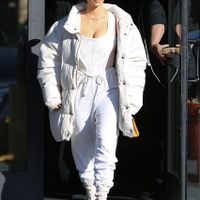 Ghim ngay mẹo mix & match quần jogger “chất như nước cất” từ chị em nhà Kardashian-7