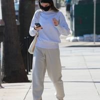 Ghim ngay mẹo mix & match quần jogger “chất như nước cất” từ chị em nhà Kardashian-4