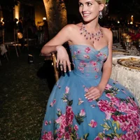 Cháu gái Công nương Diana mặc 5 váy cưới xa hoa của Dolce & Gabbana-5