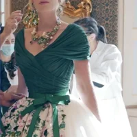 Cháu gái Công nương Diana mặc 5 váy cưới xa hoa của Dolce & Gabbana-6