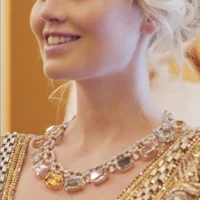 Cháu gái Công nương Diana mặc 5 váy cưới xa hoa của Dolce & Gabbana-7