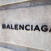 Balenciaga bất ngờ xóa sạch tất cả các kênh truyền thông xã hội