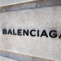 Balenciaga bất ngờ xóa sạch tất cả các kênh truyền thông xã hội