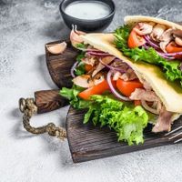 Dùng bánh mì pita thay cho bánh mì thường
