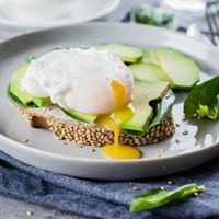 Thêm một quả trứng lên trên