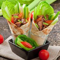 Làm món sandwich giảm cân bằng cách cuộn xà lách romaine (rau diếp) hoặc bánh tortilla