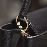 Louis Vuitton Capucines - biểu tượng vượt thời gian của sự nữ tính-5