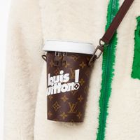 Louis Vuitton giới thiệu mẫu túi "ngộ nghĩnh" có hình … củ cà rốt và cốc cà phê