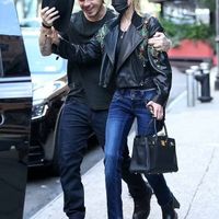 Nicola Peltz diện set đồ “sương sương” 500.000 USD xuống phố