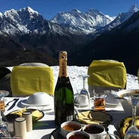 15 phút ăn sáng trên đỉnh Everest với giá 5000 USD/người-5