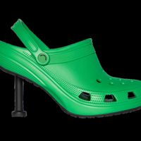 Mẫu giày crocs cao gót mới của Balenciaga bị chê “thảm họa”