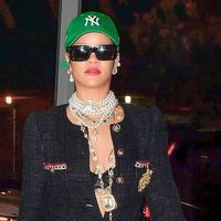 Những lần diện nguyên “cây” hàng hiệu xuống phố của Rihanna