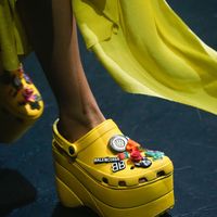 Mẫu giày crocs cao gót mới của Balenciaga bị chê “thảm họa”-2
