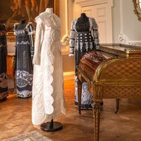 Bộ sưu tập váy áo bằng giấy lấy cảm hứng từ thời kỳ Regency-2