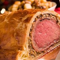 Bò cuộn đút lò Wellington - Vua của các bữa tiệc sang trọng ở Châu Âu