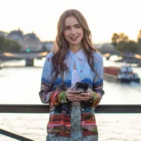 Emily In Paris mùa 2 - Cuộc sống chân thật hơn của cô nàng Emily tại Kinh đô thời trang-3