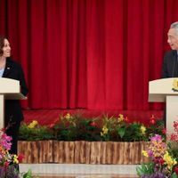 Phó tổng thống Mỹ Kamala Harris chuộng trang sức ngọc trai-9