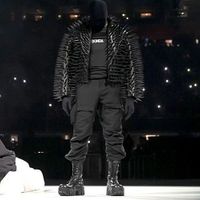 Bên cạnh album mới, Kanye West ra mắt các sản phẩm Merch cùng Balenciaga