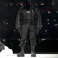 Bên cạnh album mới, Kanye West ra mắt các sản phẩm Merch cùng Balenciaga