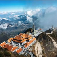Những đỉnh núi linh thiêng nhất Việt Nam thu hút khách thập phương