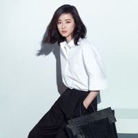 Phối đồ với sơ mi trắng sành điệu như người nổi tiếng