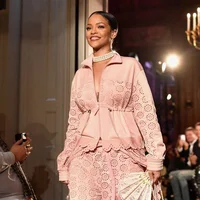 Ca sĩ Rihanna trở thành tỷ phú USD