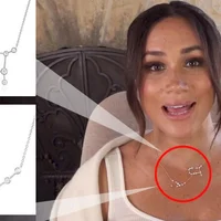 Ý nghĩa hai vòng cổ Meghan đeo trong video mừng tuổi 40