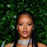 Ca sĩ Rihanna trở thành tỷ phú USD