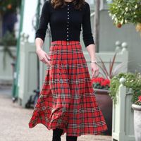 Không thích khoe của nhưng Kate Middleton có 11 bộ váy áo đắt sang chấn, bộ cuối giá bằng... căn chung cư - Ảnh 1.
