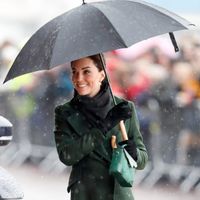 Không thích khoe của nhưng Kate Middleton có 11 bộ váy áo đắt sang chấn, bộ cuối giá bằng... căn chung cư - Ảnh 4.