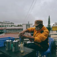 Người Đà Lạt ra đường uống cà phê, ăn sáng từ 5h30 - 3