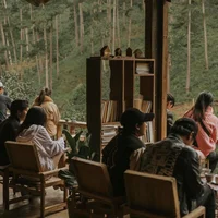Người Đà Lạt ra đường uống cà phê, ăn sáng từ 5h30 - 8