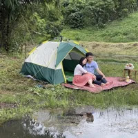 Vợ chồng trẻ ở Lâm Đồng rủ nhau lên đồi cắm trại “trốn Covid“