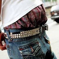 Balenciaga bị chỉ trích vì mẫu quần tụt mới-2