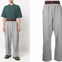 Balenciaga bị chỉ trích vì mẫu quần tụt mới
