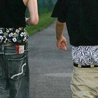 Balenciaga bị chỉ trích vì mẫu quần tụt mới