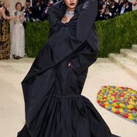2 thiết kế “độc - dị” của nhà mốt Balenciaga trên thảm đỏ Met Gala