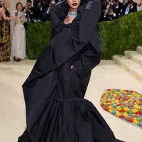 2 thiết kế “độc - dị” của nhà mốt Balenciaga trên thảm đỏ Met Gala