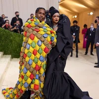 2 thiết kế “độc - dị” của nhà mốt Balenciaga trên thảm đỏ Met Gala-2