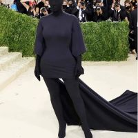 2 thiết kế “độc - dị” của nhà mốt Balenciaga trên thảm đỏ Met Gala-7