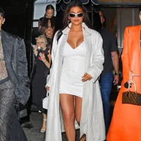 Thời trang mẹ bầu của Kylie Jenner khiến công chúng điên đảo